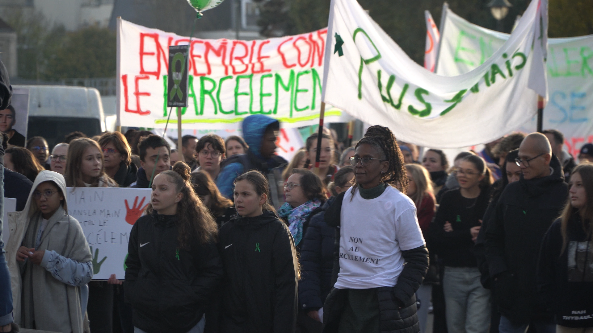 Mobilisation contre le harcèlement scolaire, témoignages, et actions pour soutenir les victimes. Ensemble, agissons pour un futur meilleur.