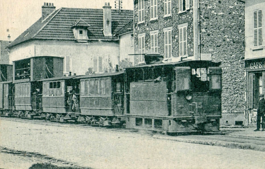 L’association historique de Marcoussis organise une exposition dédiée à l’Arpajonnais, un tramway à vapeur ayant circulé de 1893 à 1936. Reliant Les Halles de Paris à Arpajon, ce tramway empruntait un chemin de fer sur route et effectuait un arrêt à La Ville du Bois. Il transportait passagers, fruits et légumes, jouant un rôle clé pour les maraîchers de la région. L’exposition retrace l’histoire fascinante de ce mode de transport emblématique.